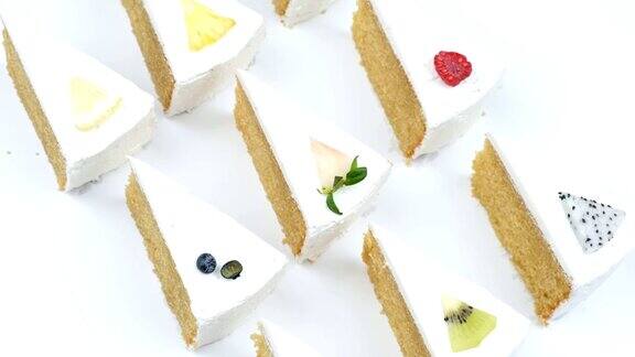 美味的奶油白色蛋糕白色背景上有水果