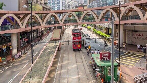 时间流逝在香港城市的高峰时间繁忙的交通穿过主要道路
