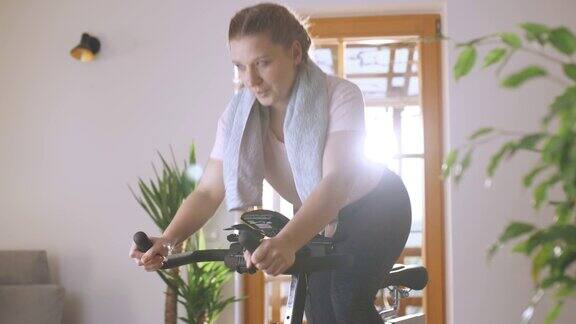 SLOMO女人在健身自行车上锻炼