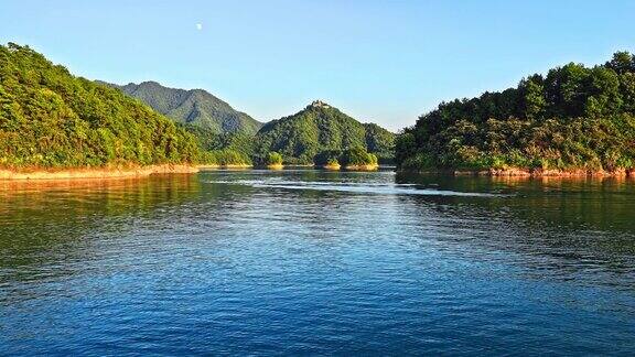 中国浙江省杭州千岛湖湖水清澈见底山清水秀