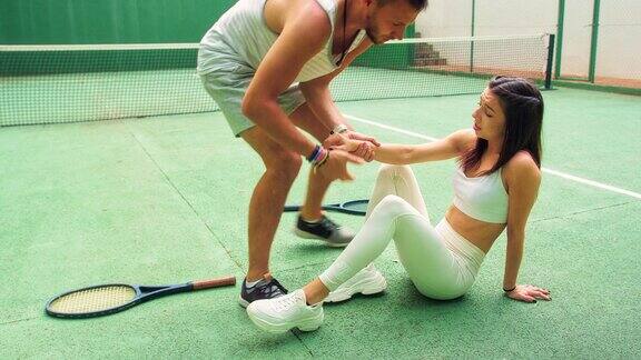 女子在和男友打网球后受伤走路有点困难