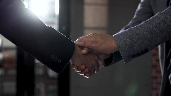 商务人士在一起达成商业协议时要握手