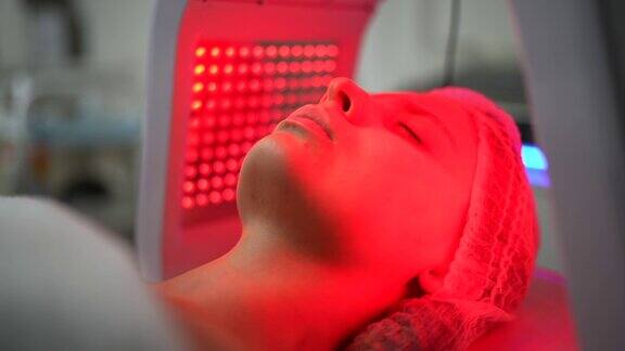 年轻女子接受红色LED面部疗法