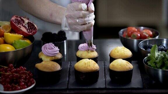 用奶油装饰杯形蛋糕用烹饪袋、糖果机做松饼