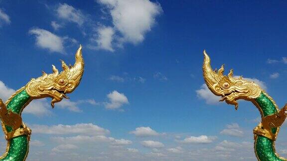 泰国那空番龙像面对面那迦保护的象征时间流逝移动的云映衬着清澈的蓝天