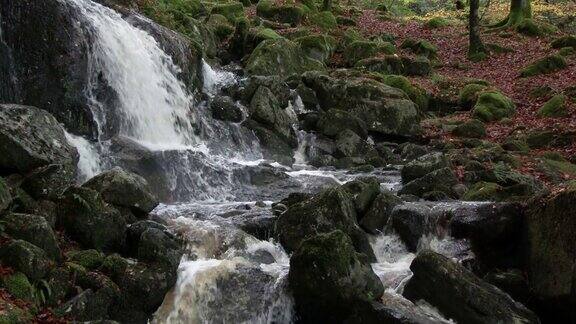 苏格兰乡村的小瀑布