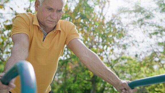 印度老年男性健身爱好者早上在室外健身房锻炼