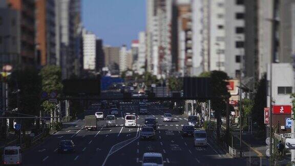 东京市中心的一条微型交通街道倾斜
