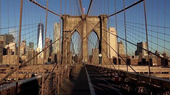 美国纽约市的曼哈顿桥和布鲁克林桥美丽的纽约间隔拍摄布鲁克林大桥上挤满了车辆和行人连接曼哈顿和布鲁克林的吊桥