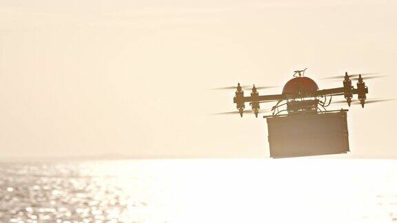 SLOMO无人机携带一个包裹在日落海上