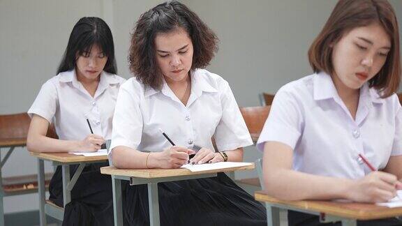 学生们在大学的教室里考试