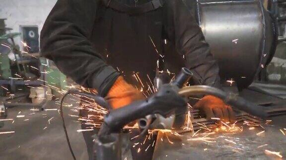 人们用锯床切割金属在车库用圆锯锯钢的工匠工业专业人员研磨金属炽热的金属迸出火花工业生产慢动作
