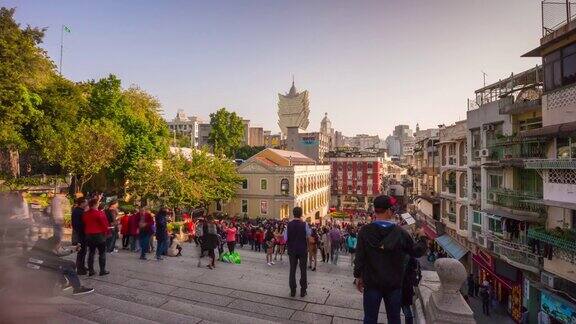 中国日落太阳澳门著名的废墟拥挤的台阶城市景观全景4k时间流逝