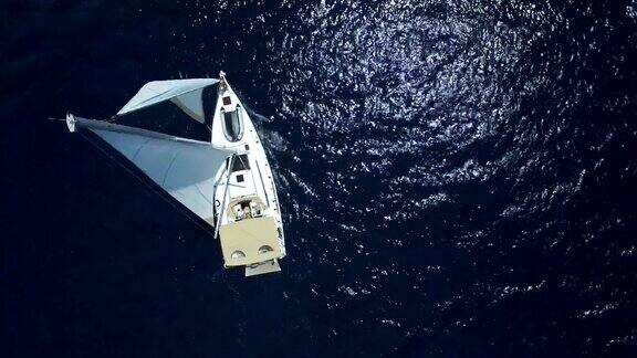 从上面的帆船无人机拍摄