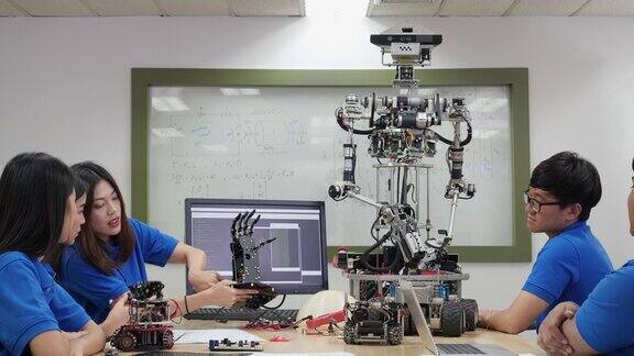 亚洲工程师团队在实验室组装和测试机器人反应建筑师设计电路和工程师会议分享技术想法和协作开发机器人