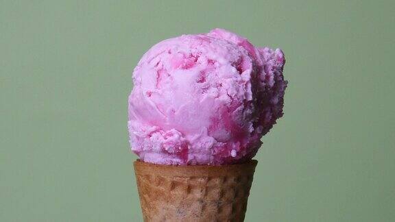 草莓冰淇淋球夹在旋筒上