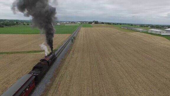 蒸汽机火车在乡间行驶