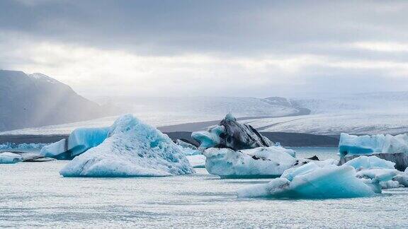 Jokulsarlon冰川湖中美丽的蓝色冰山