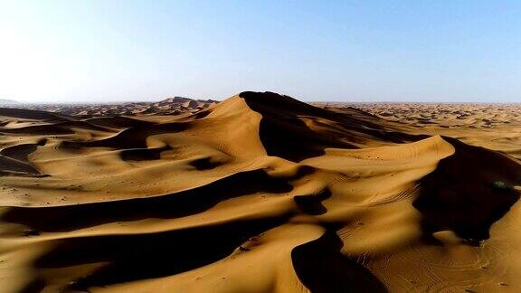 由沙漠景观创造的强烈阴影鸟瞰图阿联酋
