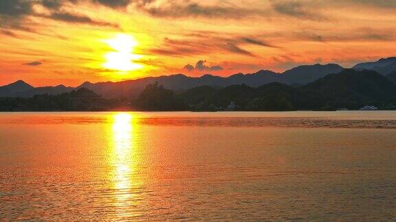 杭州千岛湖夕阳下的自然风光