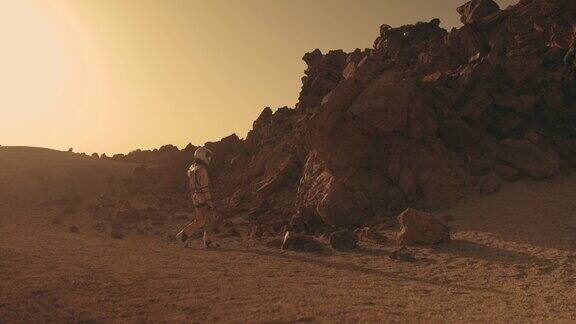 火星漫步女宇航员探索铁锈色沙漠触碰石头墙