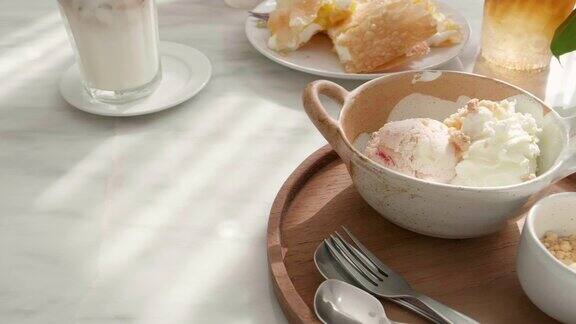 白色大理石桌上自制的草莓冰淇淋