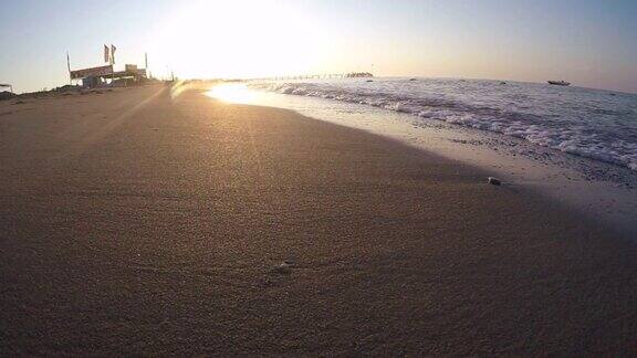金色的朝阳沙滩
