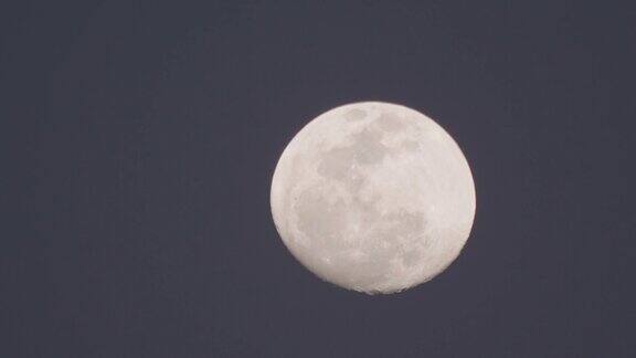 4K近距离拍摄夜空中的满月