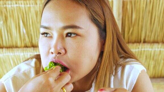 亚洲女人用嘴摘菜