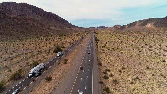 在盛开的加州沙漠中繁忙的高速公路在超级盛开期间无人机视频与平移摄像机运动