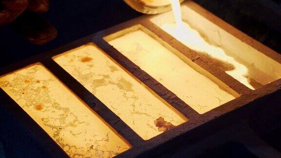 在金铸造厂熔化黄金制作金锭将金液倒入镀板