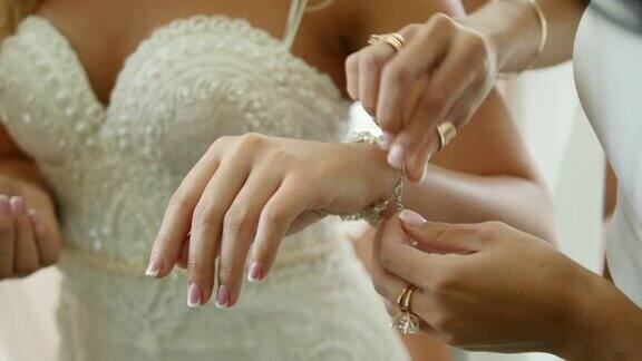新娘戴上结婚首饰手腕上戴上手镯