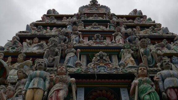 阴天新加坡城市著名的印度寺庙屋顶雕塑慢动作全景4k