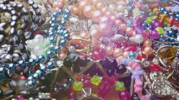 许多不同的女性珠宝彩色的珠子和手镯