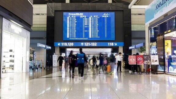 延时:旅客在机场起飞信息板