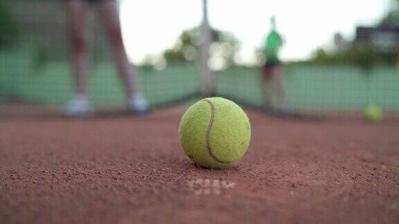 网球场上的网球