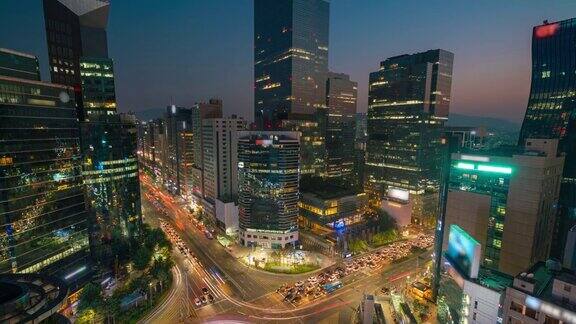 在韩国首尔市的首尔江南中心商业区的一个十字路口从白天到晚上的光线轨迹交通速度