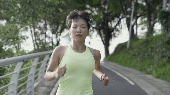年轻的亚洲女性在户外慢跑