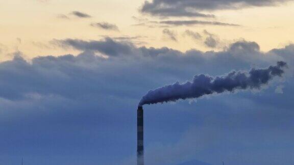 工业烟囱排放废气的特写