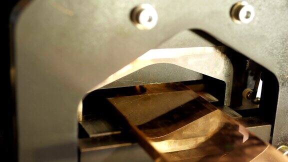 切割机切割铜片创建特定的尺寸细节安装