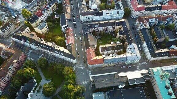 从上面俯瞰挪威的街道、交通和建筑