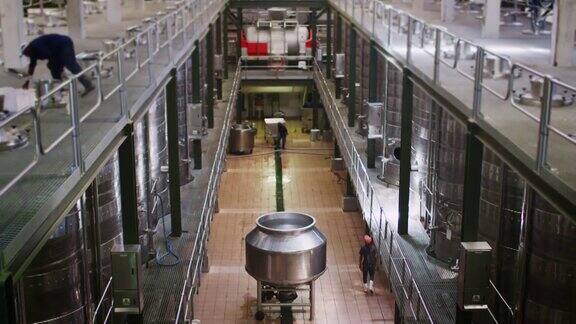 一个现代酿酒工厂的倾斜镜头
