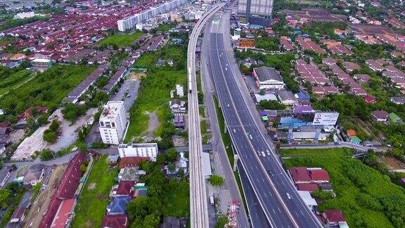 空中火车和交通大桥横跨河流