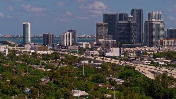 鸟瞰图迈阿密设计区在住宅社区和大高架交叉州际95和州际195在北迈阿密佛罗里达州用无人机拍摄的慢摇镜头