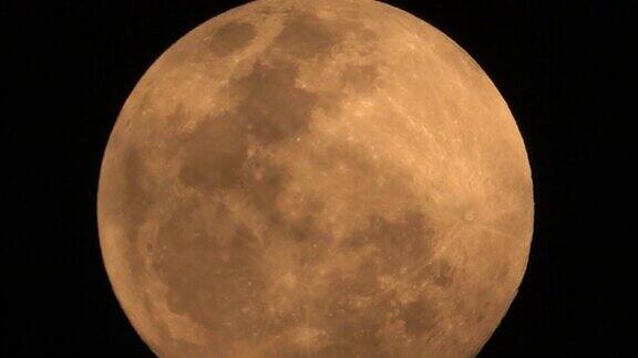 云中的橙色满月