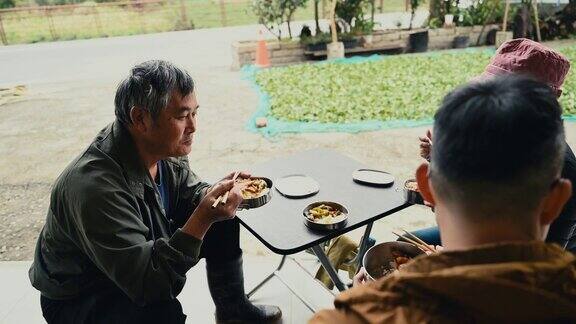 亚洲农民家庭在茶园吃午餐自带午餐