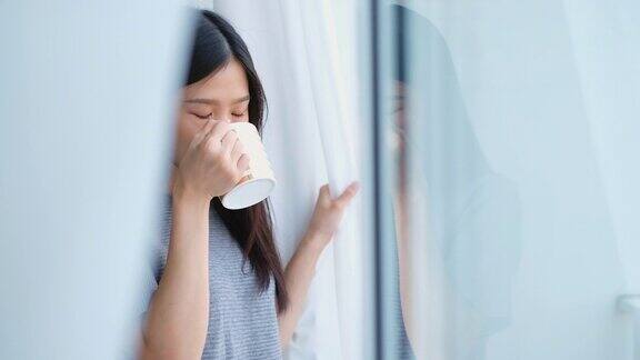 早上喝咖啡的亚洲女人