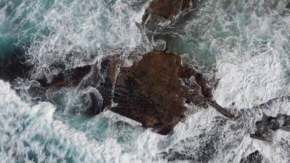 海浪打破空中顶视图打破美丽的澳大利亚海景
