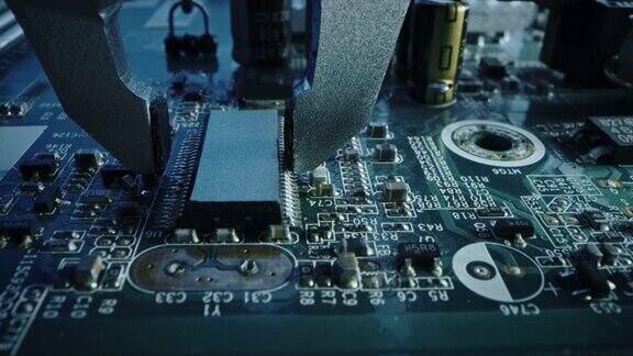 工厂机器:印刷电路板与机械臂组装表面安装技术连接微芯片CPU处理器到主板关注宏观特写