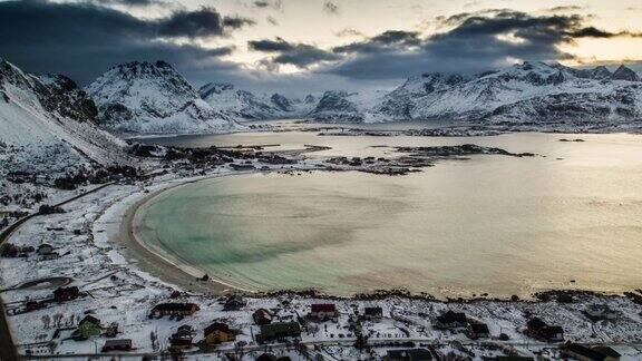 航拍:冬季挪威罗浮敦群岛的海湾